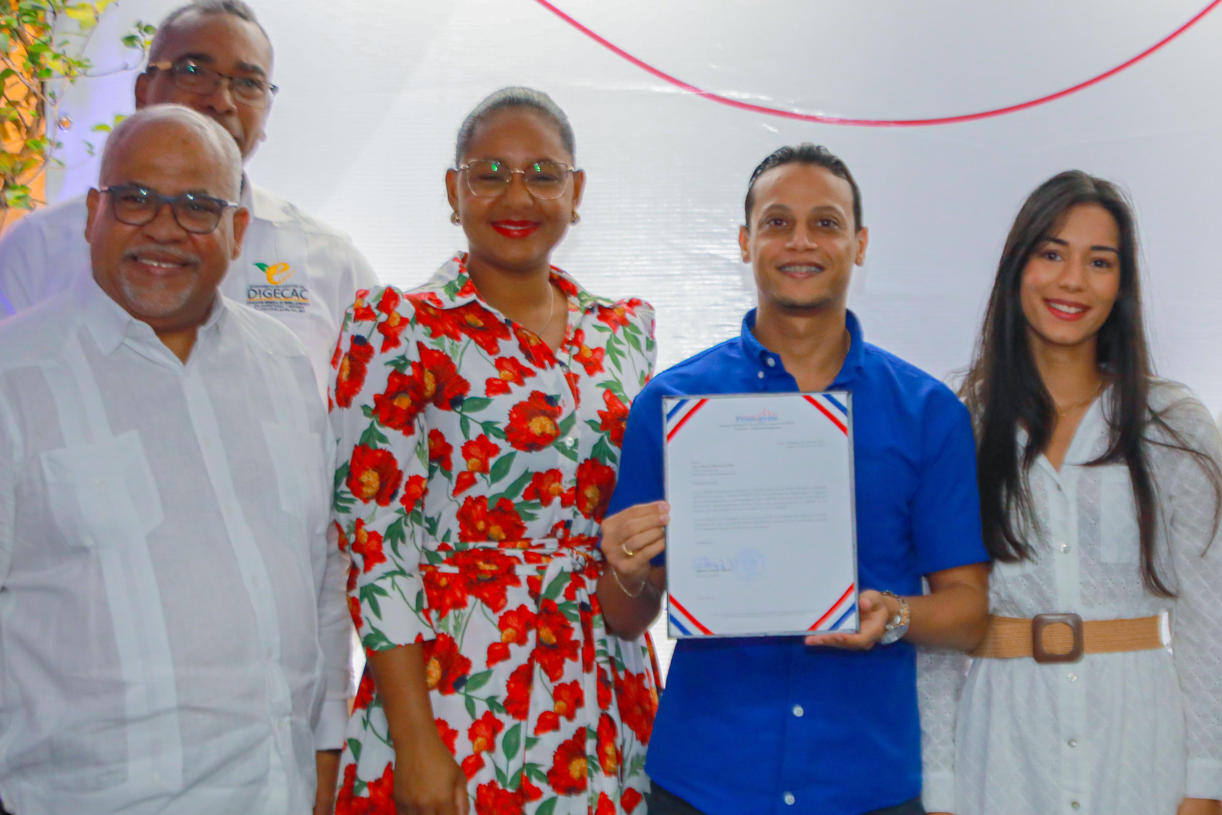 Emprendedores de Santo Domingo Este reciben apoyo de 45 millones de pesos en créditos de Promipyme